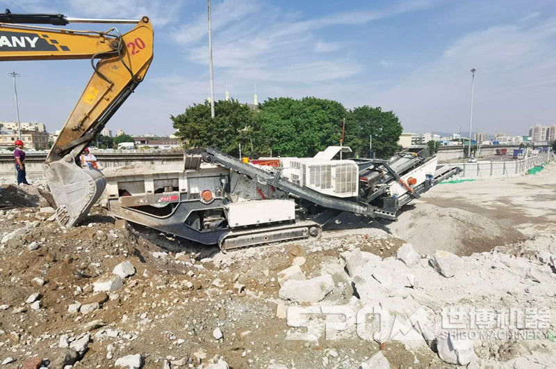 大型建筑廢料粉碎機，履帶式移動破碎站粉碎建筑垃圾現場圖