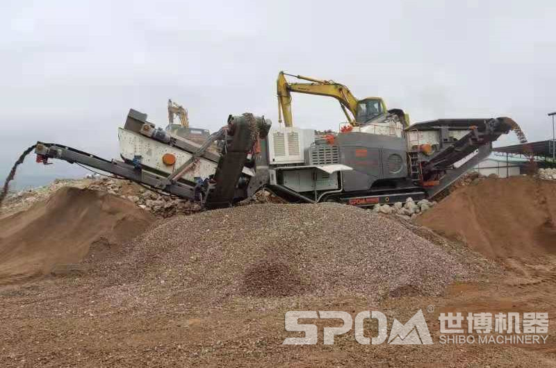 履帶式移動破碎站處理建筑垃圾現場圖